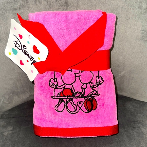 Mickey and Minnie Mouse Valentines hand towel set of 2 - Picture 1 of 4